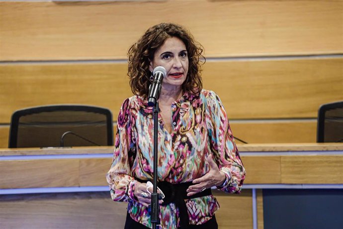 La ministra de Hacienda, María Jesús Montero, presenta los Presupuestos Generales del Estado (PGE) para 2022 al  presidente de la CEOE, en la sede de la patronal, a 19 de octubre de 2021, en Madrid, (España). 