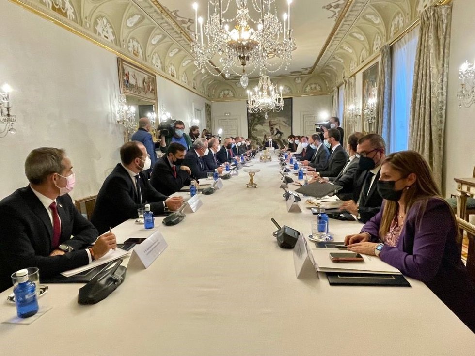 Reunión de alcaldes del Campo de Gibraltar y Diputación con el ministro de Albares.