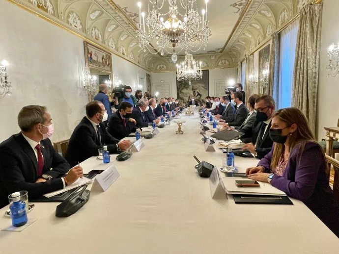Reunión de alcaldes del Campo de Gibraltar y Diputación con el ministro de Albares.