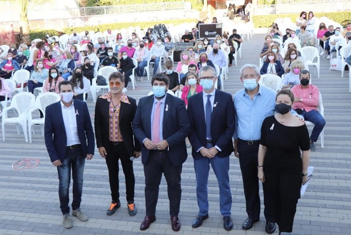 El presidente de la Comunidad, Fernando López Miras, en el acto organizado por la Asociación Española contra el Cáncer (AECC) en la Región de Murcia con motivo del Día Internacional del Cáncer de Mama