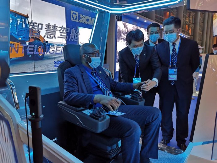 XCMGs 5G intelligent cabin drew wide attention at the second United Nations Global Sustainable Transportation Conference with the interactive experience allowing visitors to remotely control XCMGs unmanned road roller in Xuzhou through a VR headset in