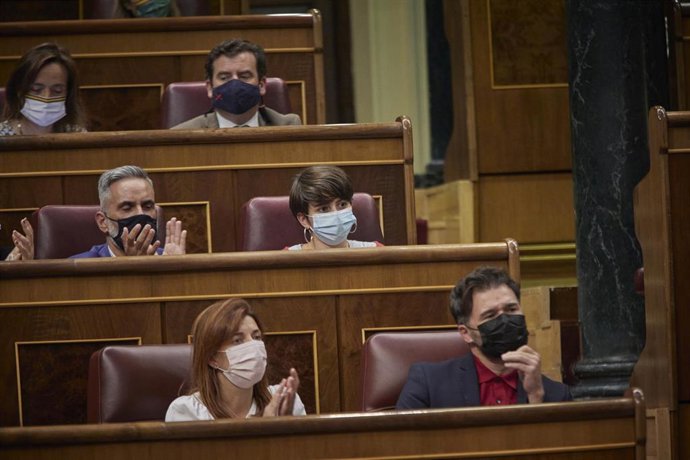 El portavoz parlamentario de la ERC, Gabriel Rufián (1d) y en la segunda fila, la diputada de ERC Marta Rosique (2d), en una sesión plenaria en el Congreso 