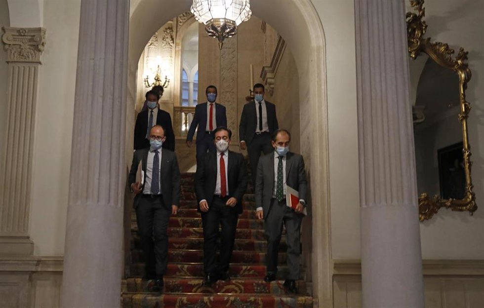 El ministro de Asuntos Exteriores, Unión Europea y Cooperación, José Manuel Albares (2i), a su salida de una reunión con los alcaldes del Campo de Gibraltar, en el Palacio de Viana, a 19 de octubre de 2021, en Madrid, (España). 