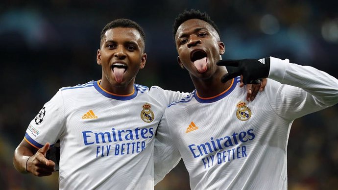 Rodrygo y Vinicius celebran uno de los goles del Real Madrid ante el Shakhtar en la Liga de Campeones 2021-2022