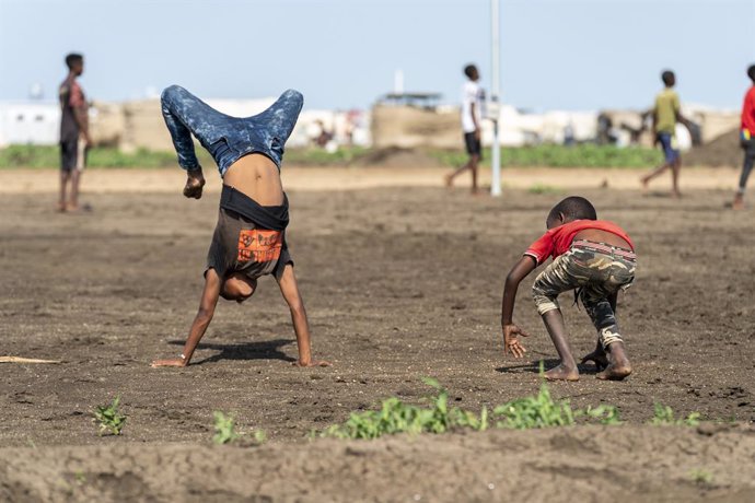Archivo - 24 August 2021, Sudan, Gedaref: Boys play at the Tuneidba Refugee Camp. Several people of the Tigrayans ethnic group fled the Tigray Region in Ethiopia during recent fighting and lives at the camp with 20,000 people. Photo: Gregg Brekke/ZUMA P