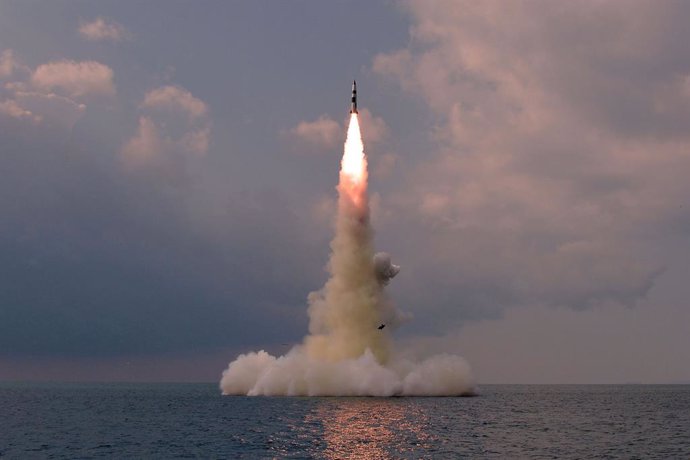HANDOUT - 20 October 2021, North Korea, Sinpo: A photo provided by the North Korean Central News Agency (KCNA)on 20 October 2021 shows a submarine-launched ballistic missile (SLBM) being fired in waters off the east coast the previous day. Photo: -/KCN