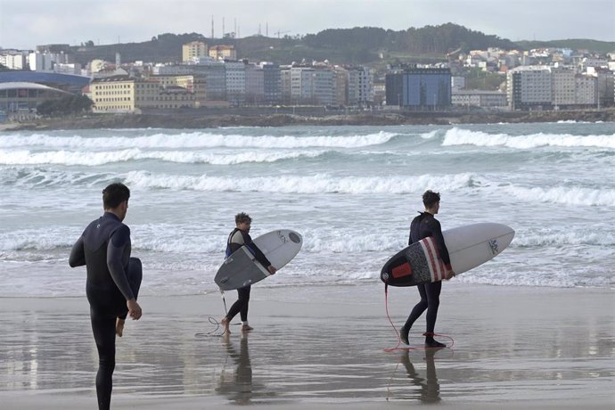 Archivo - Varios surfistas en la playa El Matadero, el mismo día del paso de la borrasca Justine convertida en ciclogénesis explosiva en A Coruña, Galicia (España), a 31 de enero de 2021. Justine dejó ayer, 30 de enero rachas superiores a los 120 kilóme