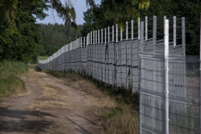 Archivo - Valla en la frontera entre Bielorrusia y Lituania