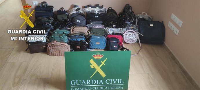 Bolsos falsificados interceptados por la Guardia Civil en Negreira (A Coruña).