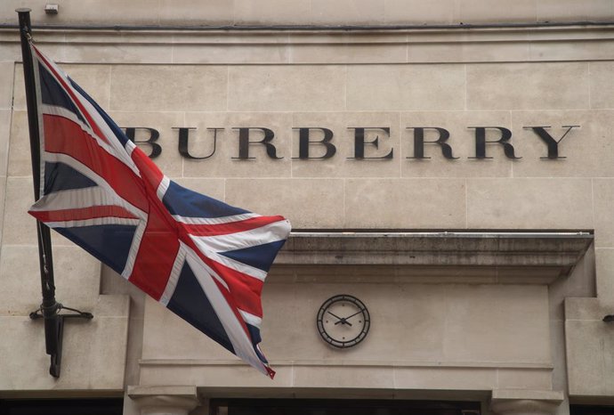 Archivo - FILED - 22 August 2018, England, London: A general view of the Burberry logo displayed on the facade of its store in New Bond Street. Around 500 jobs are being cut at luxury fashion firm Burberry in the UK and globally as it axes office space 