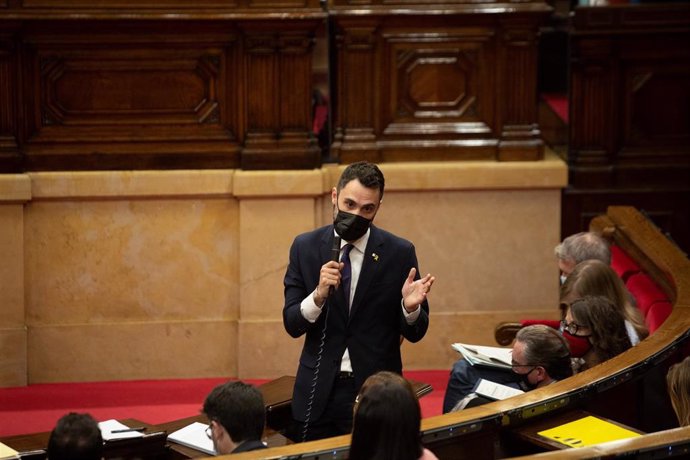 El conseller de Empresa y Trabajo de la Generalitat, Roger Torrent, interviene en la segunda sesión del Pleno en el Parlament de Cataluña, a 6 de octubre de 2021, en Barcelona, Cataluña (España). Durante esta sesión de control, el Govern de la Generalit