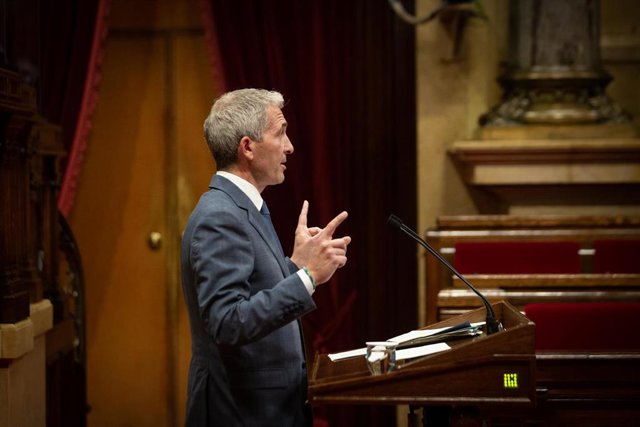 Imagen de archivo - El conseller de Educación de la Generalitat, Josep Gonzàlez-Cambray, en la segunda sesión del Pleno en el Parlament de Cataluña, a 6 de octubre de 2021, en Barcelona, Cataluña (España). 
