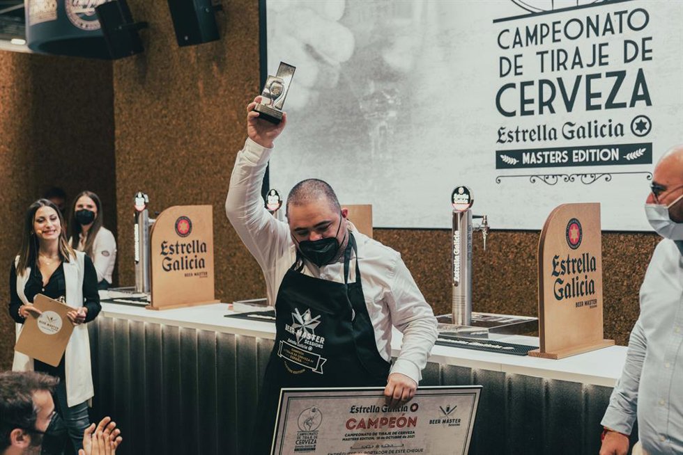 David Tena, ganador del Campeonato Nacional Estrella Galicia de Tiraje de Cerveza