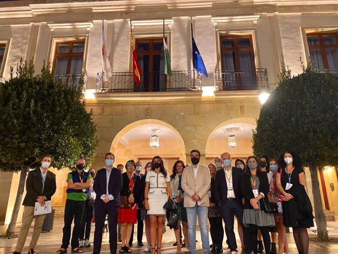 La delegada territorial de Turismo de la Junta en Málaga, Nuria Rodríguez, con los participantes de una acción de promoción que se desarrolla estos días en la provincia