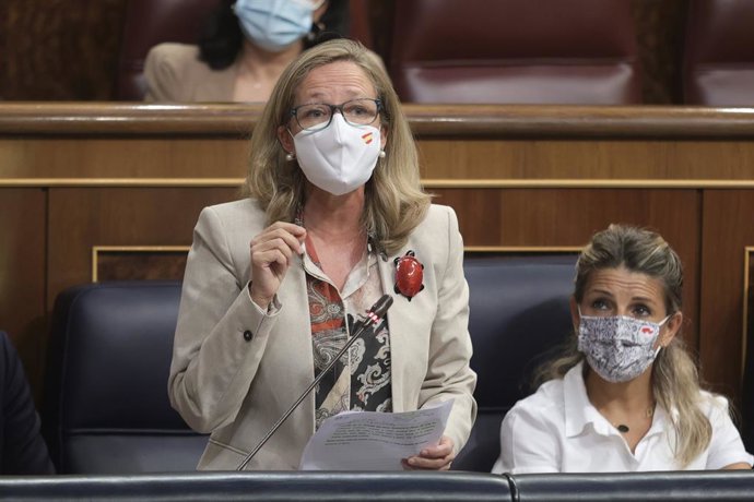 Archivo - La vicepresidenta primera y ministra de Asuntos Económicos y Transformación Digital, Nadia Calviño, interviene en una sesión de control al Gobierno en el Congreso de los Diputados, a 15 de septiembre de 2021, en Madrid, (España). 