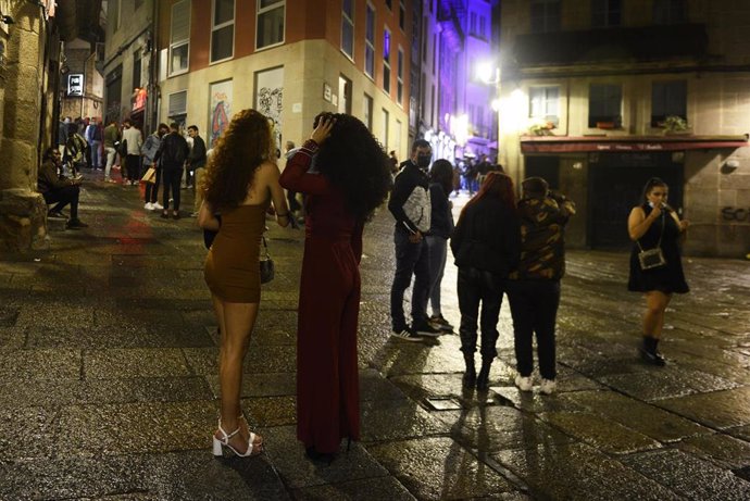 Varias personas salen por una zona de bares y ocio nocturno en el casco histórico de Ourense,.