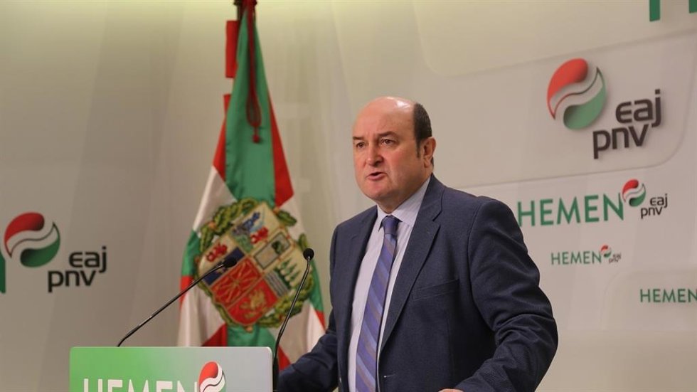 Archivo - El presidente del EBB del PNV, Andoni Ortuzar, en una comparecencia en la sede de Sabin Etxea