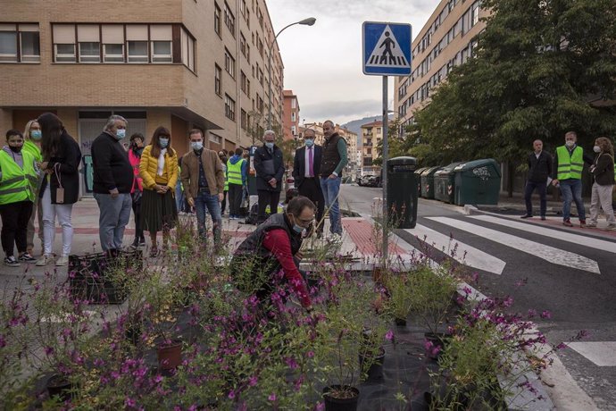 Plantación de los jardines junto al primer paso permeable de Pamplona .