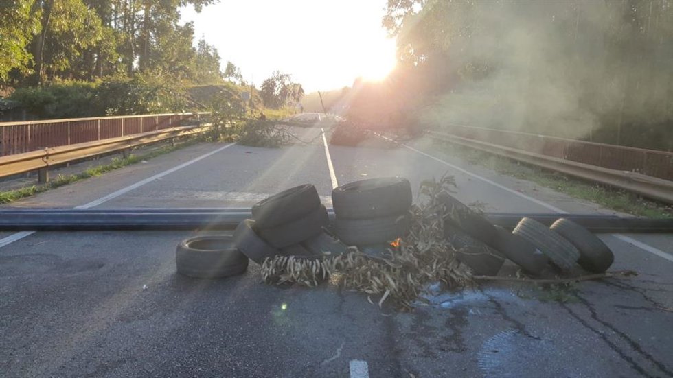 Barricada preparada por trabajadores de Alcoa para cortar la carretera de acceso a la fábrica