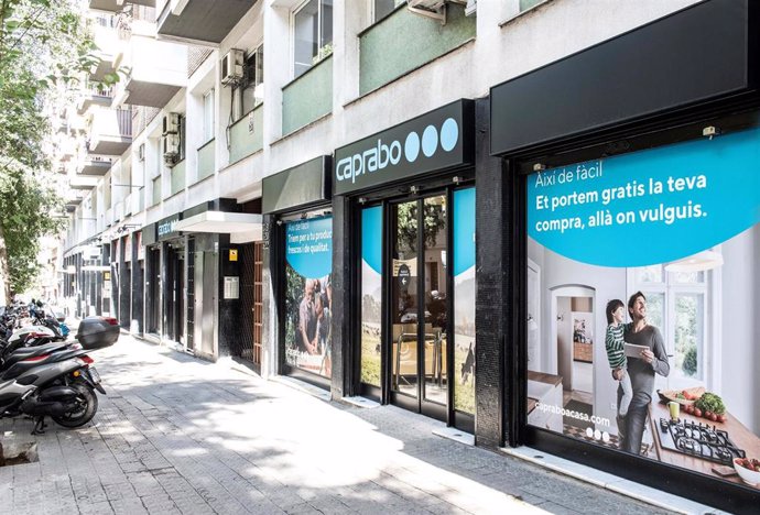 La primera tienda de Caprabo en Catalunya, ubicada en Barcelona, tras ser renovada