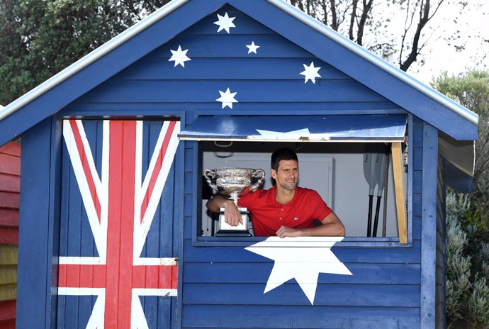 Archivo - Novak Djokovic of Serbia poses for photographs from a beach shack on Brighton Beach with the Norman Brookes Challenge Cup following his Men's singles finals win against Daniil Medvedev of Russia at the Australian Open in Melbourne, Monday, Feb