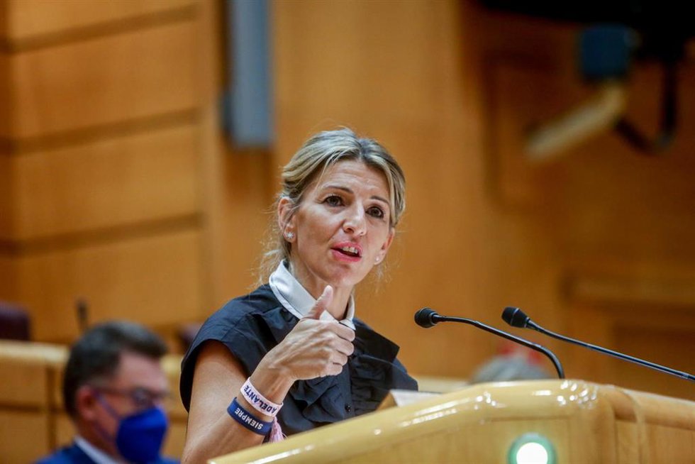 La vicepresidenta segunda y ministra de Trabajo y Economía Social, Yolanda Díaz, interviene en una sesión de control al Gobierno en el Senado, a 19 de octubre de 2021, en Madrid (España). 