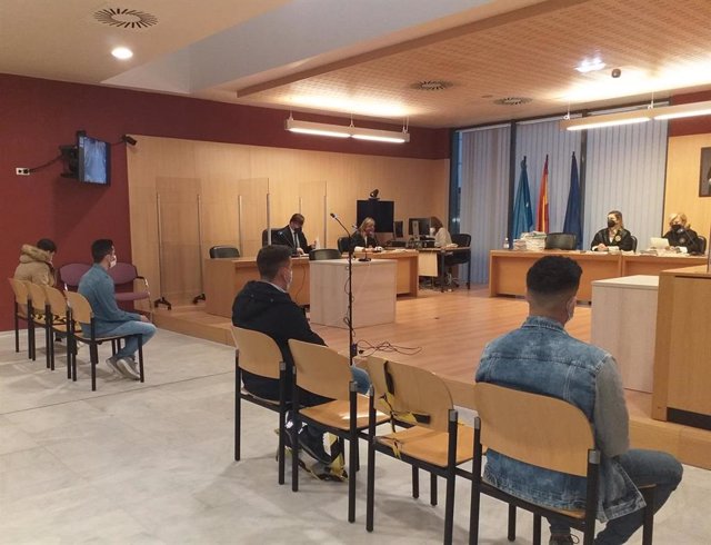 Los cuatro acusados del caso 'Germán, el joven camarero gijonés agredido en julio de 2017 y que sufrió graves secuelas, en la Sección Octava de la Audiencia Provincial de Asturias, con sede en Gijón.