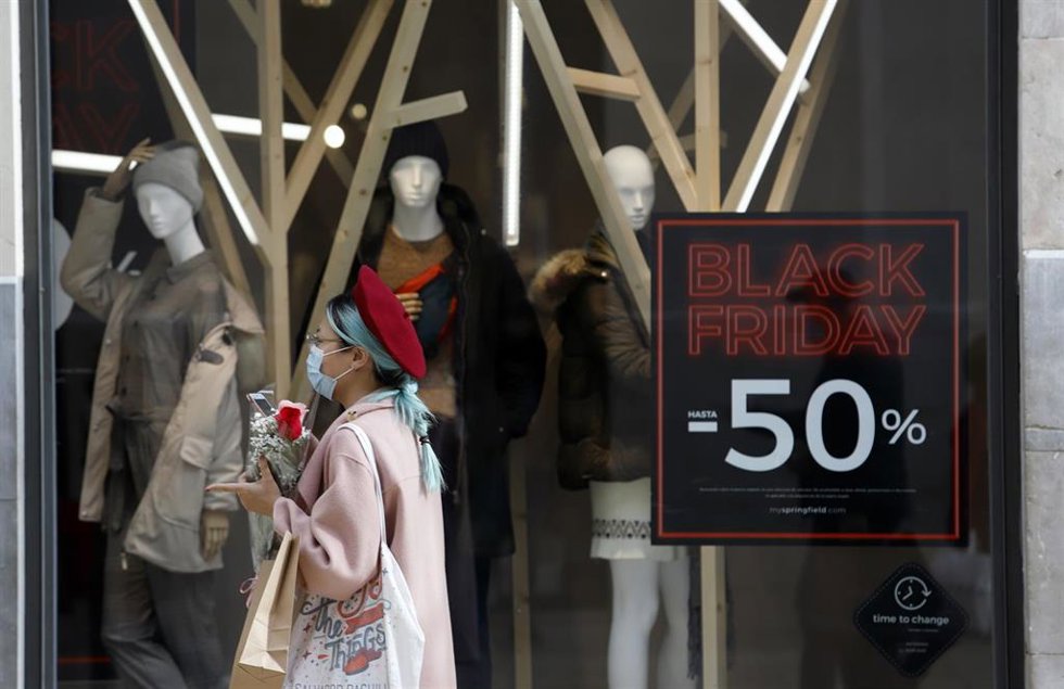 Archivo - Varias personas realizan algunas compras de la navidad, aprovechando los descuentos del "Black Friday" , en una imagen de archivo.