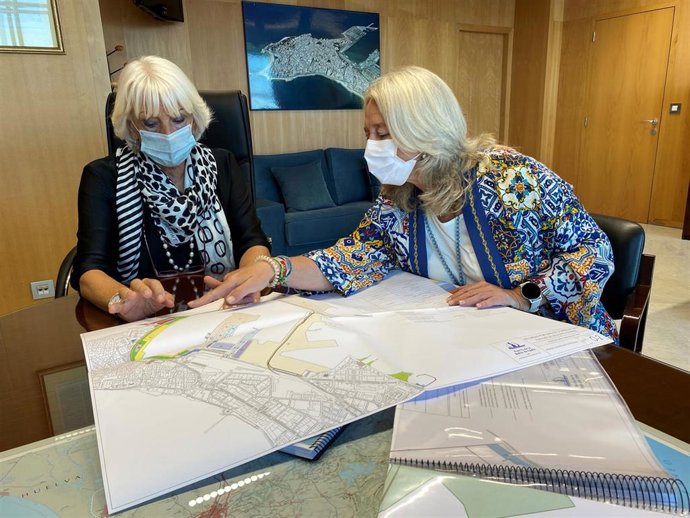 La presidenta de la Autoridad Porturaria Bahía de Cádiz, Teófila Martínez, durante la entrega del Plan Especial de la APBC a la Junta de Andalucía.
