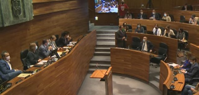 El presidente asturiano, Adrián Barbón, en el pleno de la Junta General