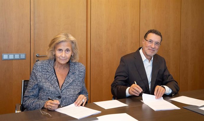 El presidente de la Fundació Cellnex, Lluís Deulofeu, y la presidenta de la Fundació Castell de Peralada, Isabel Suqué, en el momento de la firma.