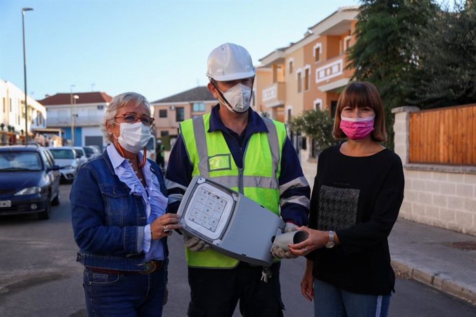 Las concejales delegadas de Servicios Operativos y del Distrito de Campanillas, Teresa Porras y Ruth Sarabia, respectivamente, informan de las nuevas farolas de 'led' en Campanillas