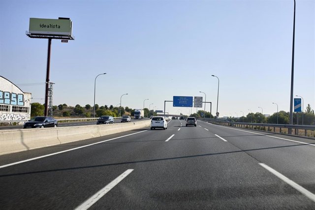 Archivo - Varios vehículos recorren la autovía A3 el fin de semana en que arranca la 'Operación Retorno', a 28 de agosto de 2021, en Madrid (España).
