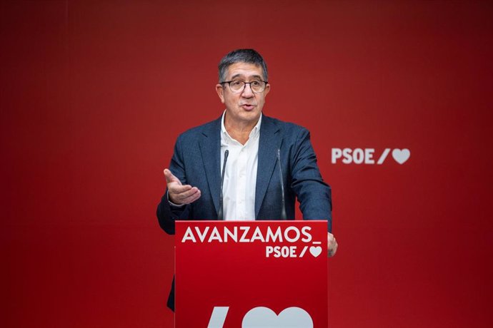 El nuevo secretario de Memoria Democrática y Laicidad del PSOE, Patxi López, interviene en una rueda de prensa en la primera reunión de la Comisión de la Ejecutiva Federal del Partido Socialista 