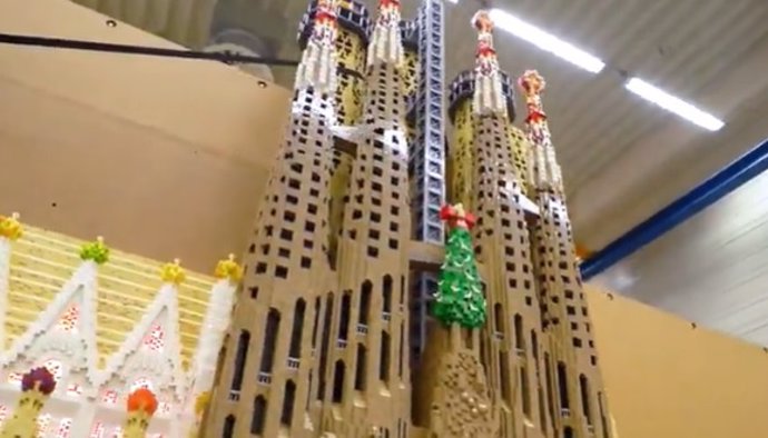 La Sagrada Familia construida con figuras de Lego