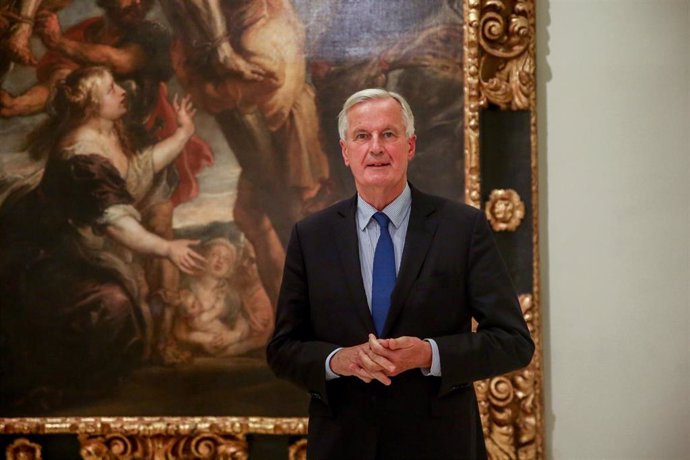 El excomisario europeo Michel Barnier delante de un cuadro de Rubens, después de una entrevista con Europa Press 