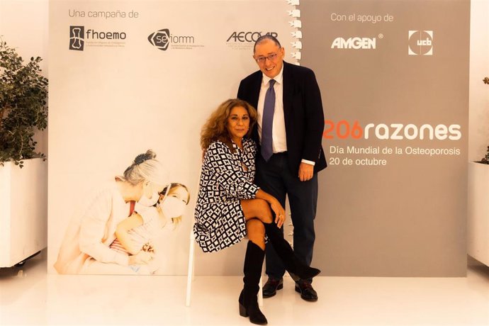 Lolita Flores, embajadora de la campaña #206razones, junto al presidente de  la Fundación Hispana de Osteoporosis y Enfermedades Metabólicas Óseas (FHOEMO), Santiago Palacios
