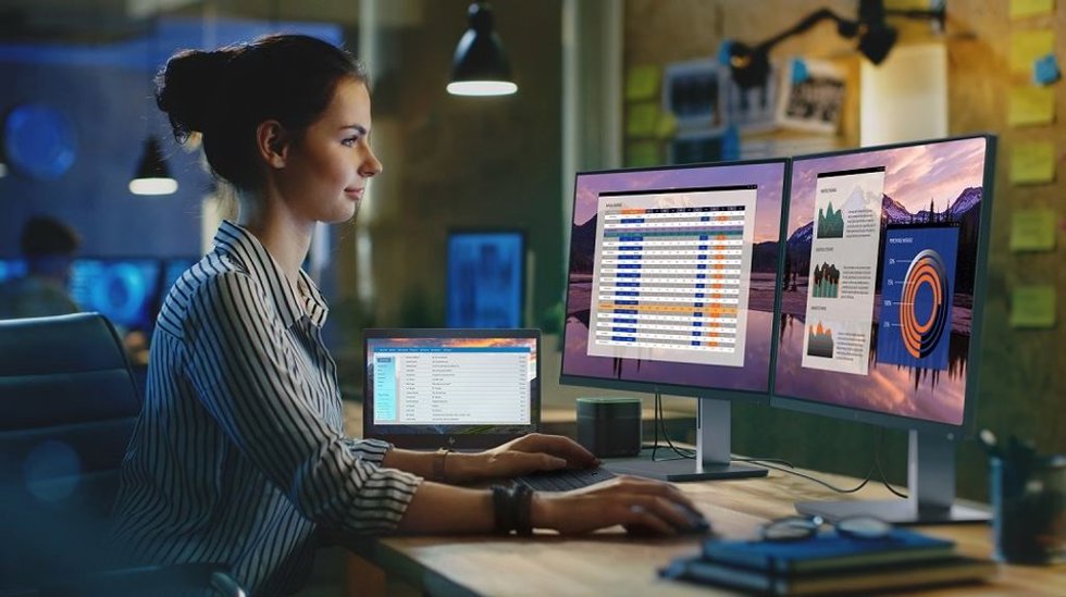 Persona trabajando con un ordenador