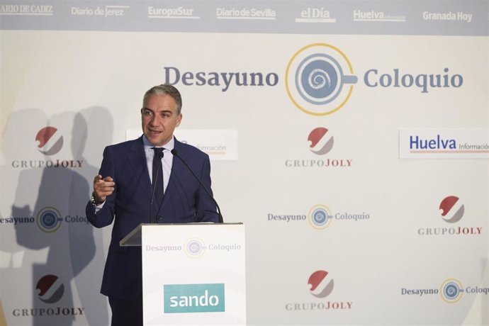 Elias Bendodo, consejero de la Presidencia de la Junta de Andalucía, durante el Desayuno-Coloquio del Grupo Joly el 20 de octubre de 2021 en la Cochera del Puerto de Huelva (Andalucía, España)