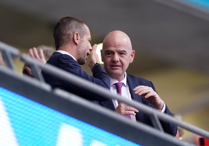 Archivo - 11 July 2021, United Kingdom, London: UEFA President Aleksander Ceferin and FIFA President Gianni Infantino in the stands ahead of the UEFA EURO 2020 final soccer match between Italy and England at Wembley Stadium. Photo: Mike Egerton/PA Wire/
