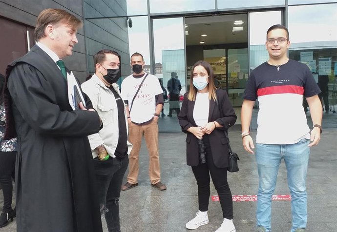 Germán Fernández, el joven camarero gijonés brutalmente agredido en 2017, junto a su abogado, Gonzálo Botas,  y otros familiares y amigos, a la salida del Palacio de Justicia de Gijón