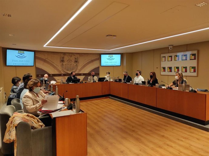 El consejero de Educación, Cultura, Juventud y Deporte, Pedro Uruñuela, comparece en el Parlamento riojano ante la Comisión de Presupuestos