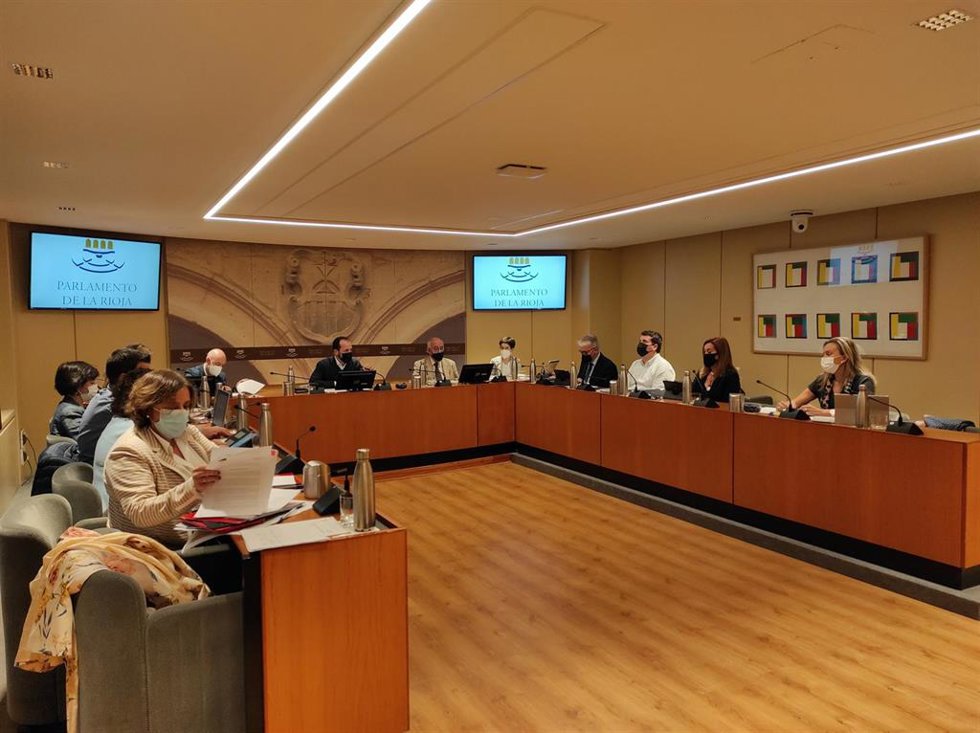 El consejero de Educación, Cultura, Juventud y Deporte, Pedro Uruñuela, comparece en el Parlamento riojano ante la Comisión de Presupuestos
