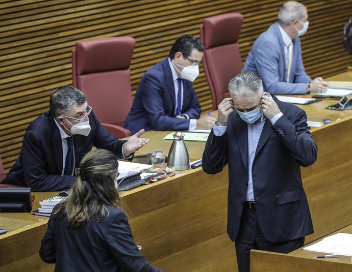 El vicepresidente segundo del Gobierno valenciano, Héctor Illueca (d), en un pleno de las Corts Valencianas, a 20 de octubre de 2021, en Valencia