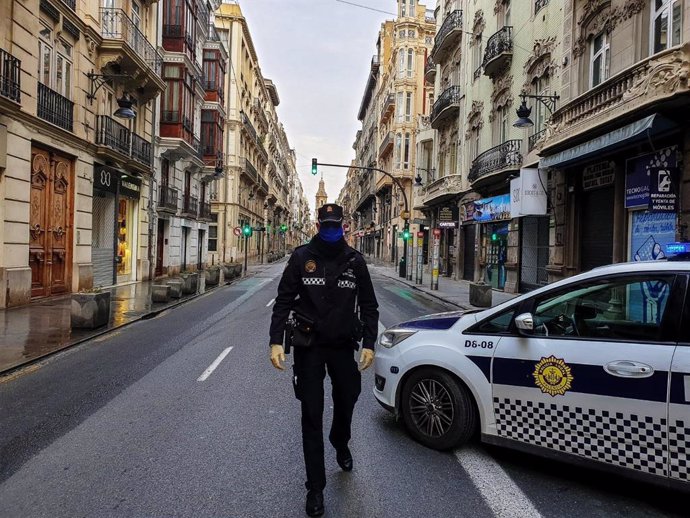 La Fundación de la Policía Local de Valncia estrena el documental 'El año que lo cambió todo', una producción que relata cómo vivió y afrontó este ciurpo la aplicación del Estado de Alarma y el confinamiento de la población a causa de la pandemia.