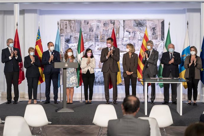 (I-D) Foto de familia del consejero de Sanidad de la Comunidad de Madrid, Enrique Ruiz Escudero; la consellera de Sanidad de la Comunidad valenciana, Ana Barceló; el consejero de Sanidad de la Xunta de Galicia, Julio García Comesaña; la consejera de Sal