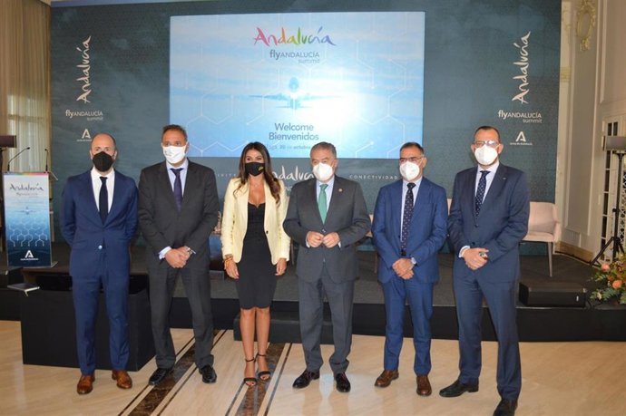 El secretario general para el Turismo, Manuel Muñoz, en un foro con aeropuertos.