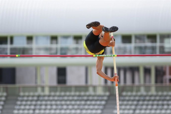 Archivo - Imagen de una prueba de salto con pértiga de los Campeonatos de España de Atletismo de 2021