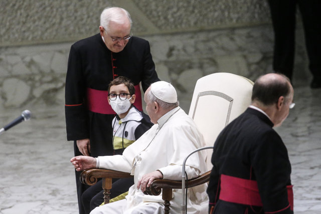 Paolo Junior se acerca al Papa Francisco