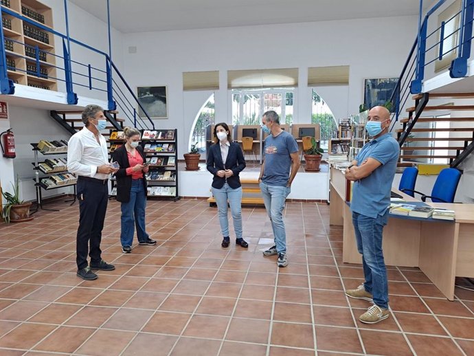 La delegada de Cultura y Patrimonio Histórico, Cristina Casanueva (centro), visita la biblioteca de Espiel.
